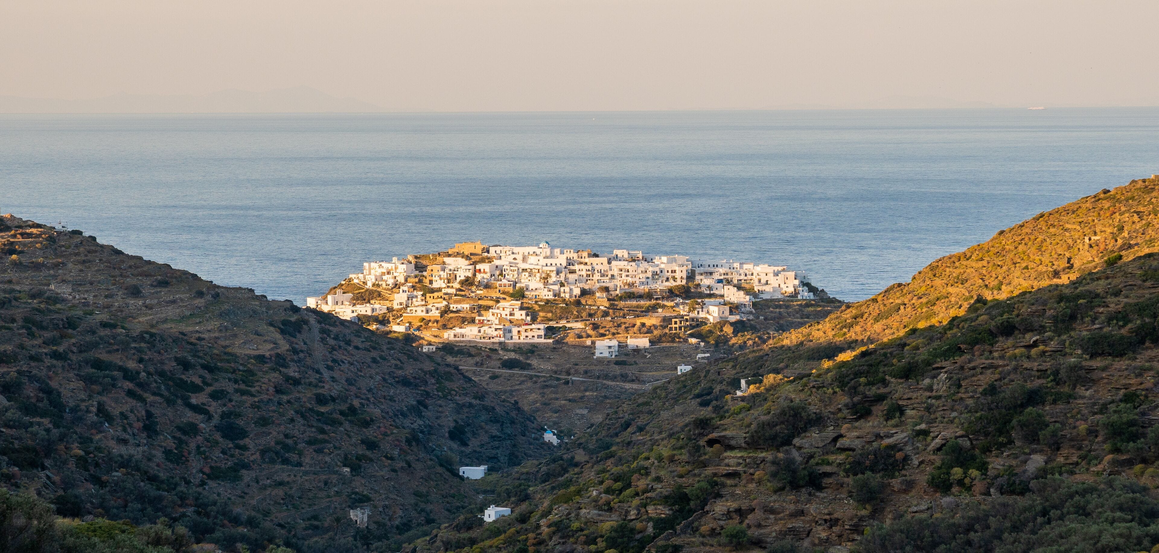 Un village côtier aux maisons blanches, blotti sur le flanc d’une colline, d’où l’on a une vue imprenable sur la mer.