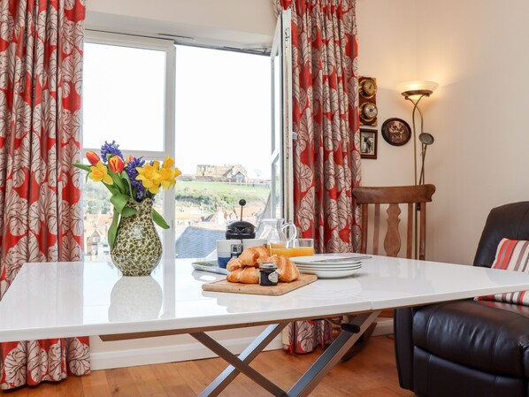 Dining - Tuksumduin (Whitby)