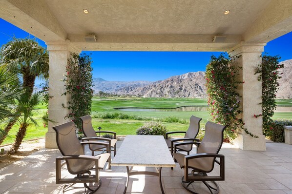 屋外ダイニングエリア