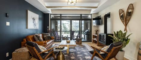 Smart TV, chimenea y estéreo