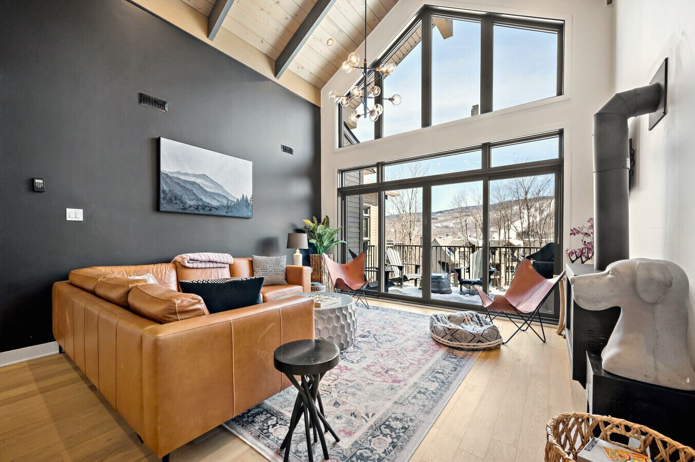 Smart TV, fireplace, stereo