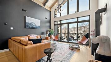 Smart TV, fireplace, stereo