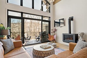 Smart TV, fireplace, stereo