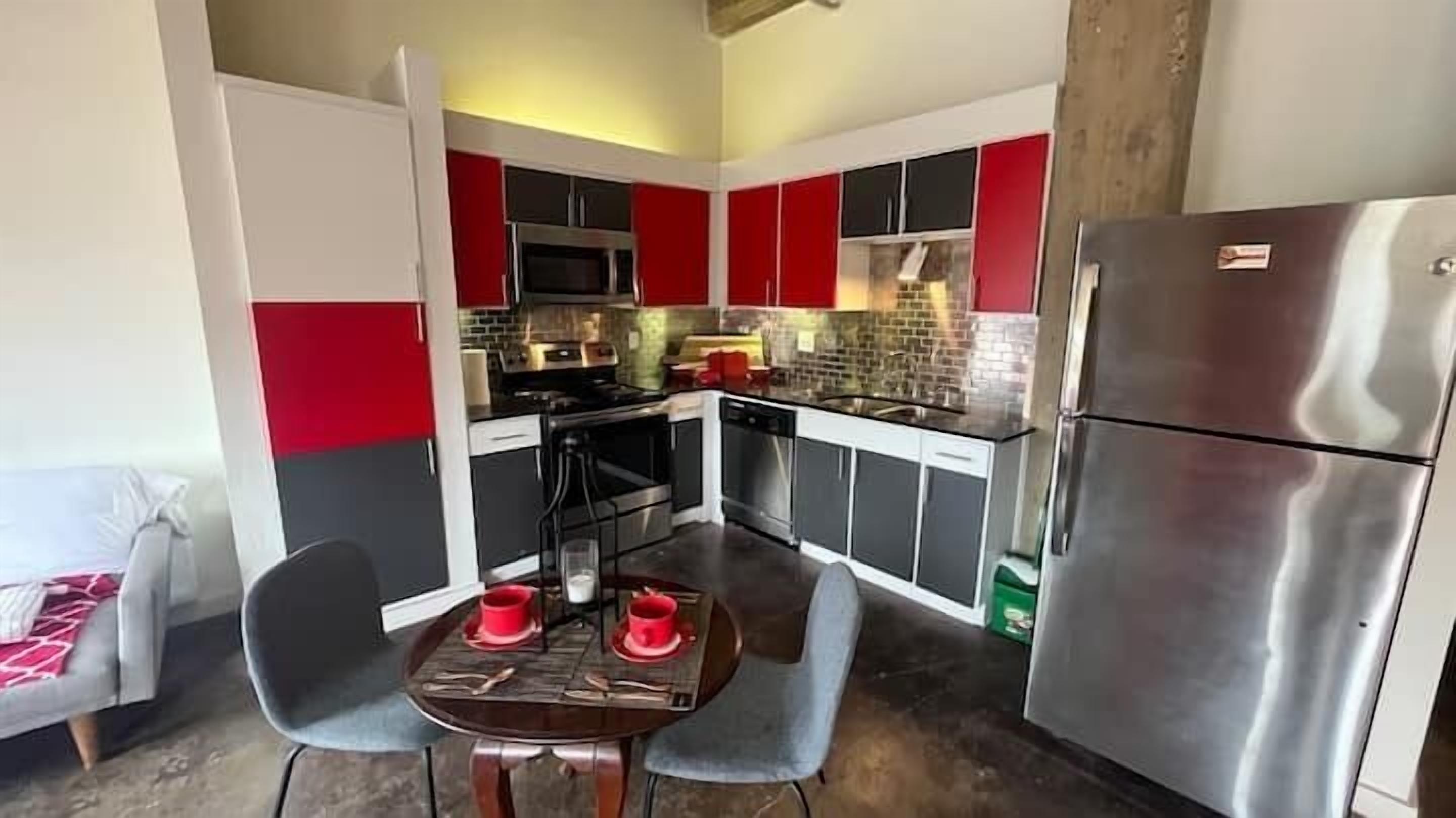 Full-size fridge, microwave, oven, dishwasher