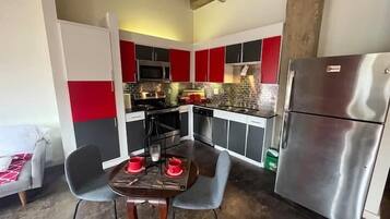 Full-size fridge, microwave, oven, dishwasher