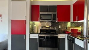 Deluxe Studio | Private kitchen | Full-size fridge, microwave, oven, dishwasher - Artistico-Styled Studio Loft Sleeps 5 (Dallas)