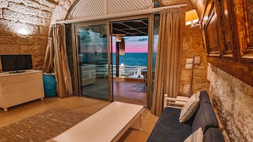 Comfort Studio Suite, 1 Queen Bed, Sea View | Minibar, individually decorated, laptop workspace, soundproofing