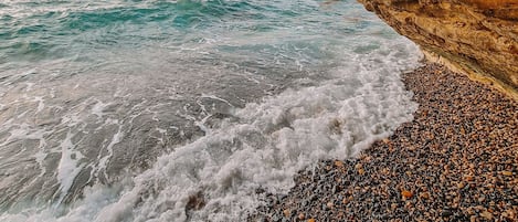 Privat strand och svart sandstrand