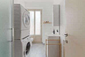 Appartamento con 1 Camera da Letto  Via della Spiga 46 | 浴室 | 淋浴設備、免費盥洗用品、吹風機、坐浴桶