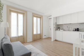 Appartamento con 1 Camera da Letto Via della Spiga 46 | Área de estar | TV de tela plana 40 polegadas com canais via satélite, TV