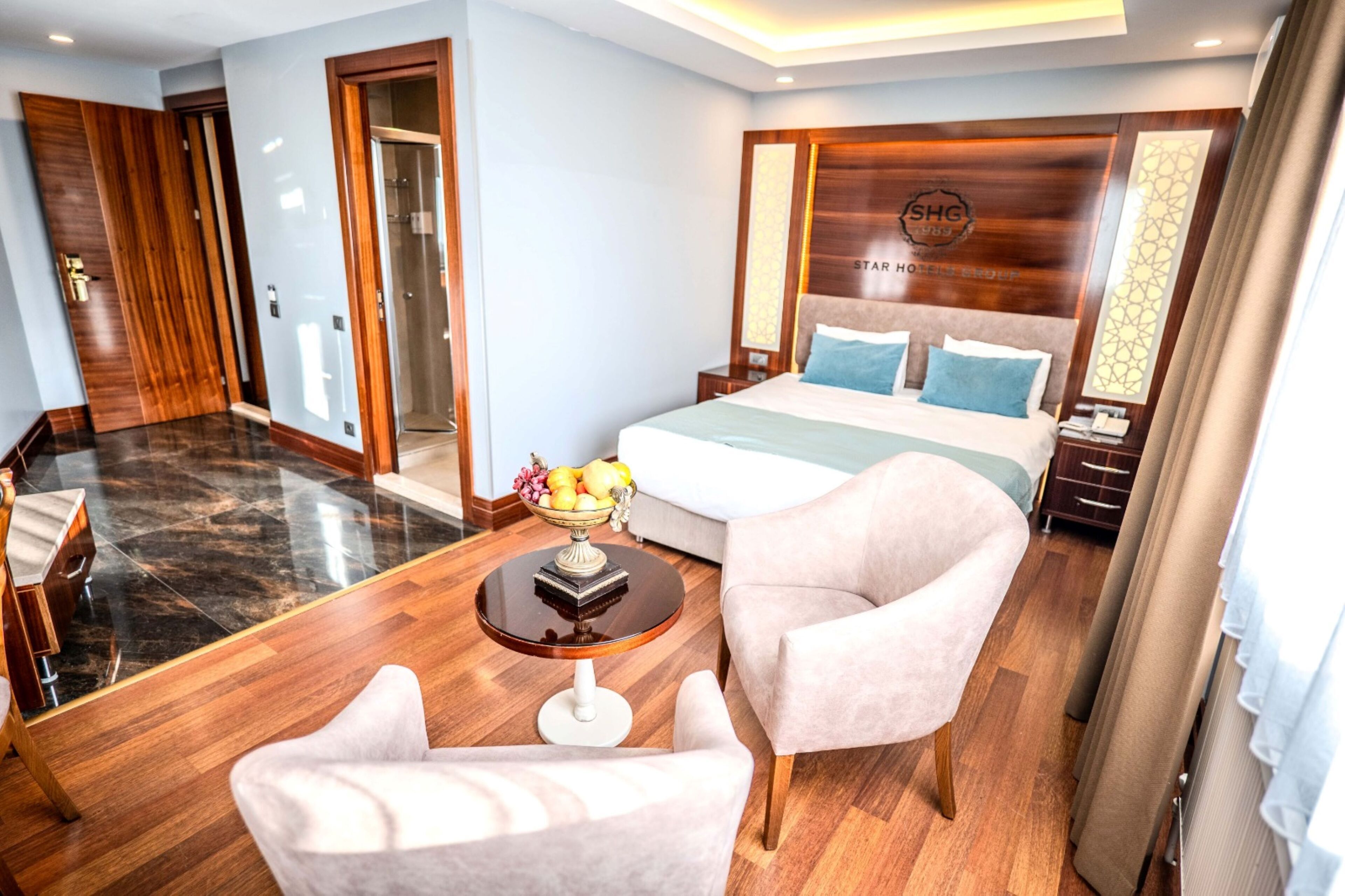 غرفة سوبيريور - سرير كبير - منظر للحديقة - في منطقة الفناء | ميني بار وخزنة داخل الغرفة وبديكورات فريدة لكل غرفة وطراز فريد لكل وحدة