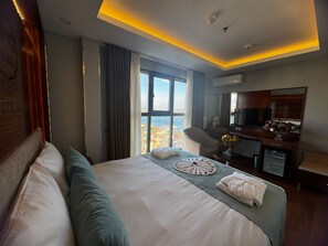 Habitación superior, 1 cama de matrimonio, vistas al mar, mirando al mar | Minibar, caja fuerte, decoración individual y mobiliario individual