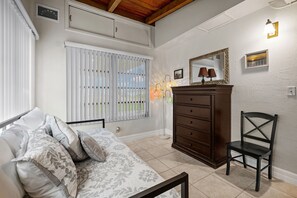 2 chambres, fer et planche à repasser, lit parapluie, Wi-Fi gratuit