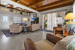 Smart TV, videogiochi, lettore DVD, tavolo da ping pong