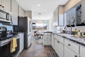 Fridge, microwave, oven, stovetop - Lazy J High Desert Ranch - A Ryson Property (Yucca Valley)