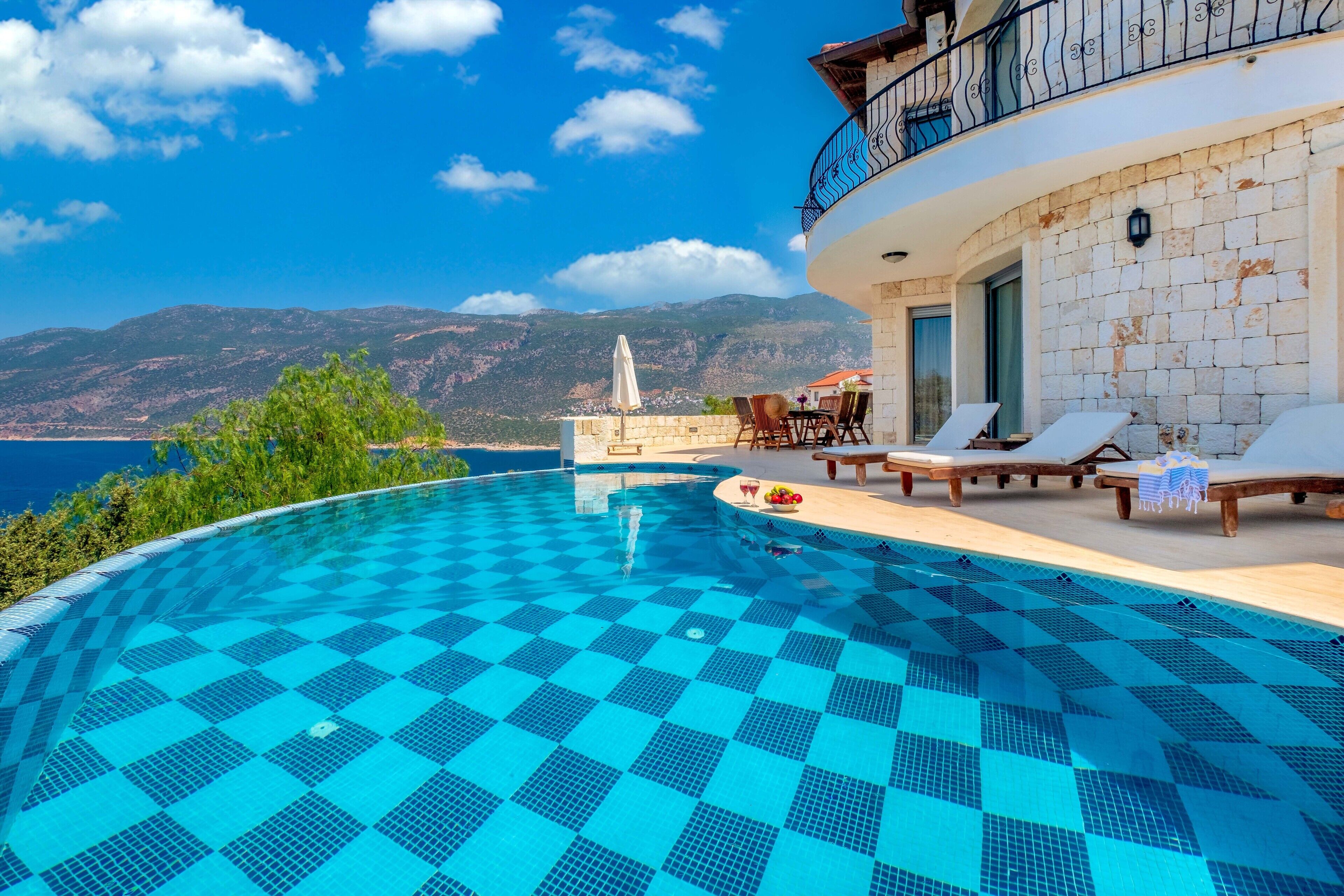 Una piscina al aire libre de temporada