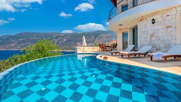 Una piscina al aire libre de temporada