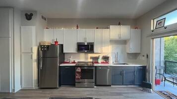 精緻開放式客房 | 私人廚房 | 大型冰箱、微波爐、烤箱、洗碗機