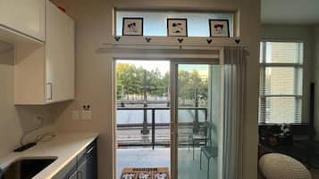 精緻開放式客房 | 書桌、免費無線上網