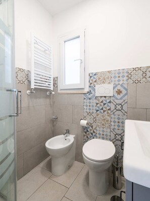 Dusche, Haartrockner, Bidet, Handtücher