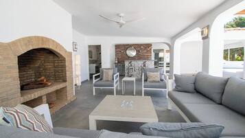 Televisie, een open haard en een tafeltennistafel