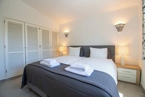 5 habitaciones, tabla de planchar con plancha y cuna de viaje 