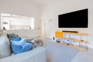 Televisión, chimenea y tenis de mesa 