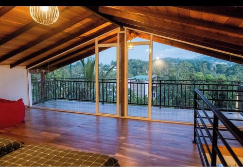 Beautiful Modern Fully Furnished Chalet overlooking the Mountains