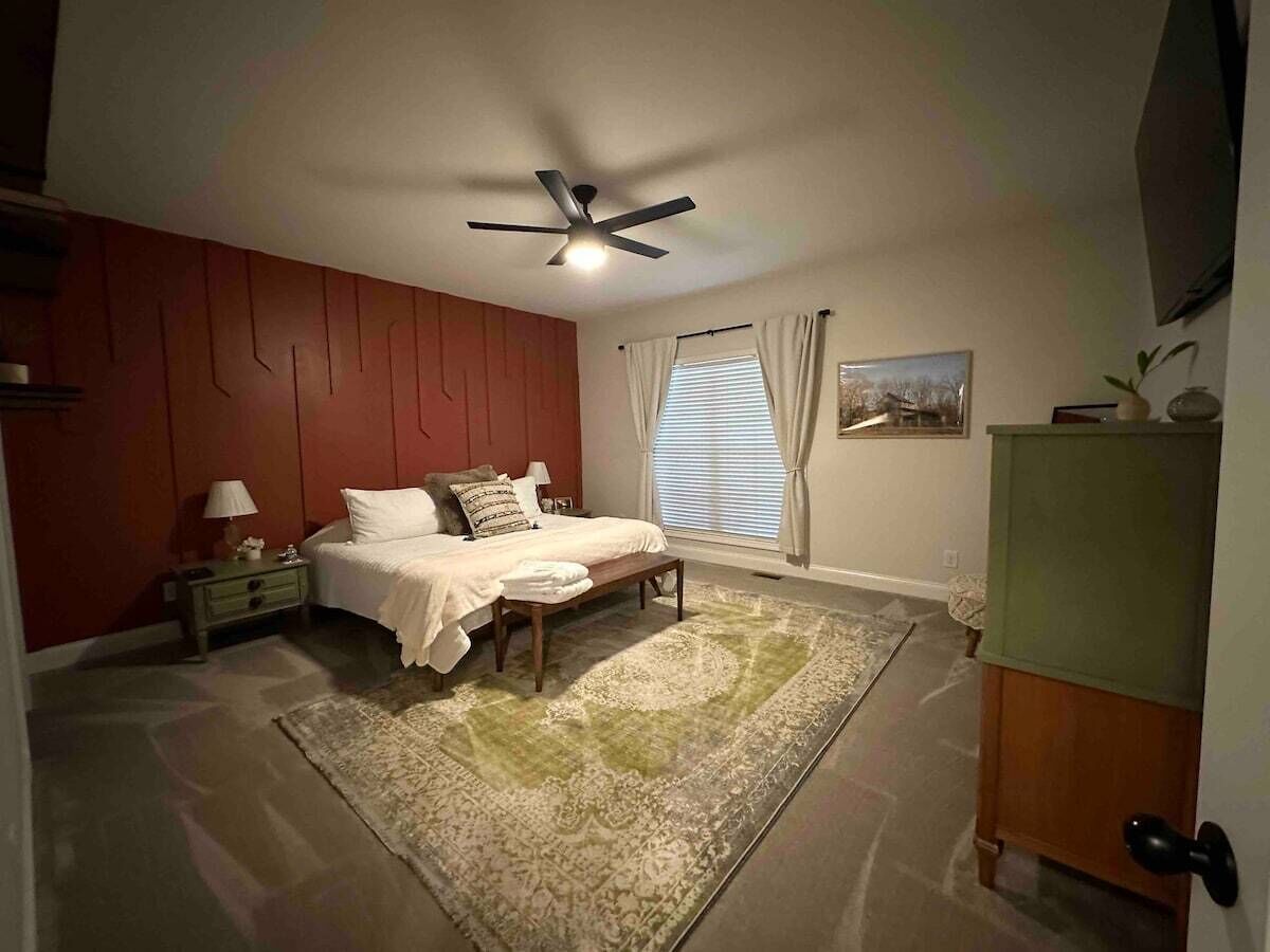 Cedar View  Hot Tub, 6 acres-Private, Countryside