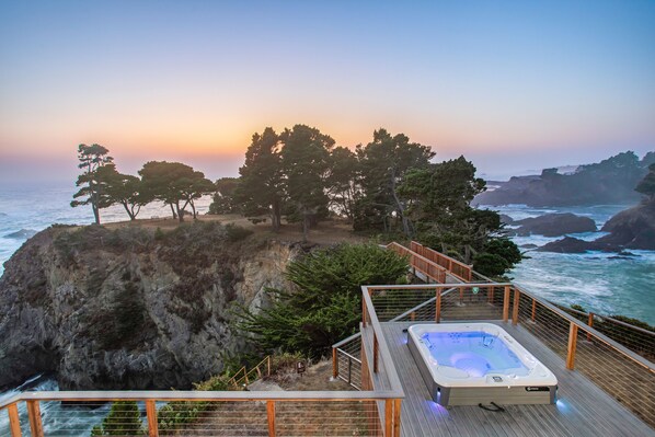 Outdoor spa tub - Buckhorn Cove Ocean Front with Private Peninsula (Little River)