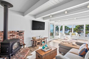 Smart TV, fireplace - Buckhorn Cove Ocean Front with Private Peninsula (Little River)