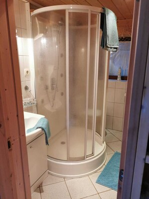 Dusche, Haartrockner, Handtücher, Seife