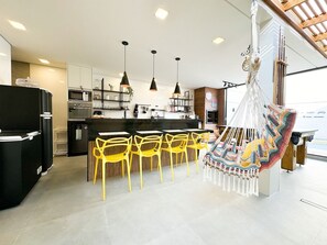 Villa Deluxe | Cocina privada | Frigorífico grande, microondas, horno y placa de cocina