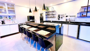 Großer Kühlschrank, Mikrowelle, Ofen, Herdplatte