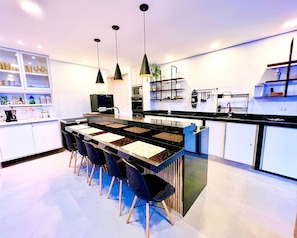Großer Kühlschrank, Mikrowelle, Ofen, Herdplatte
