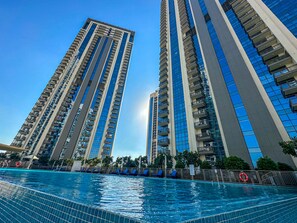 สระว่ายน้ำกลางแจ้ง