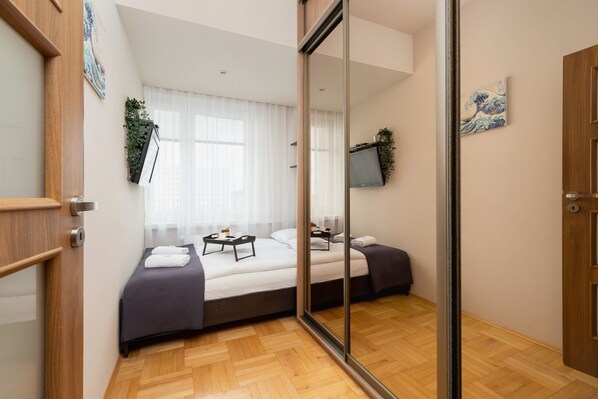 1 bedroom, bed sheets - Modern 1 Bedroom Apartment by Renters (Kraków)