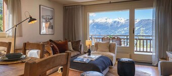 3BR Central, Pool, Sauna, Gym & Views