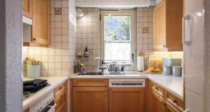 Central Chic Alpine 3BR with Pool, Sauna & Views