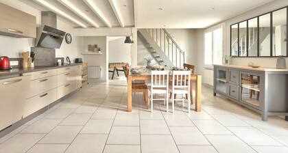 600m plage- Grande maison et son jardin pour 8