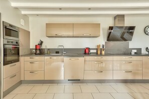 Réfrigérateur, micro-ondes, four, lave-vaisselle