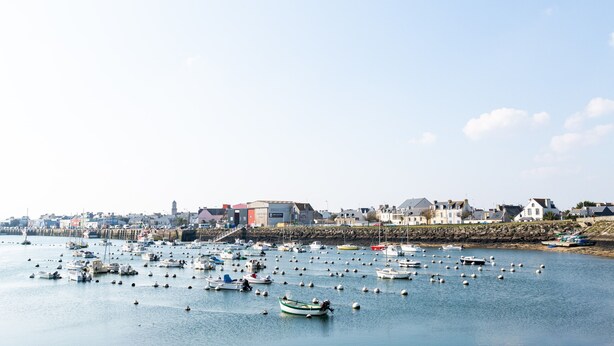 A harbor with numerous boats docked and a town in the background. - Stunning 4* Home for 6, Beach & Port Walkable (Le Guilvinec)