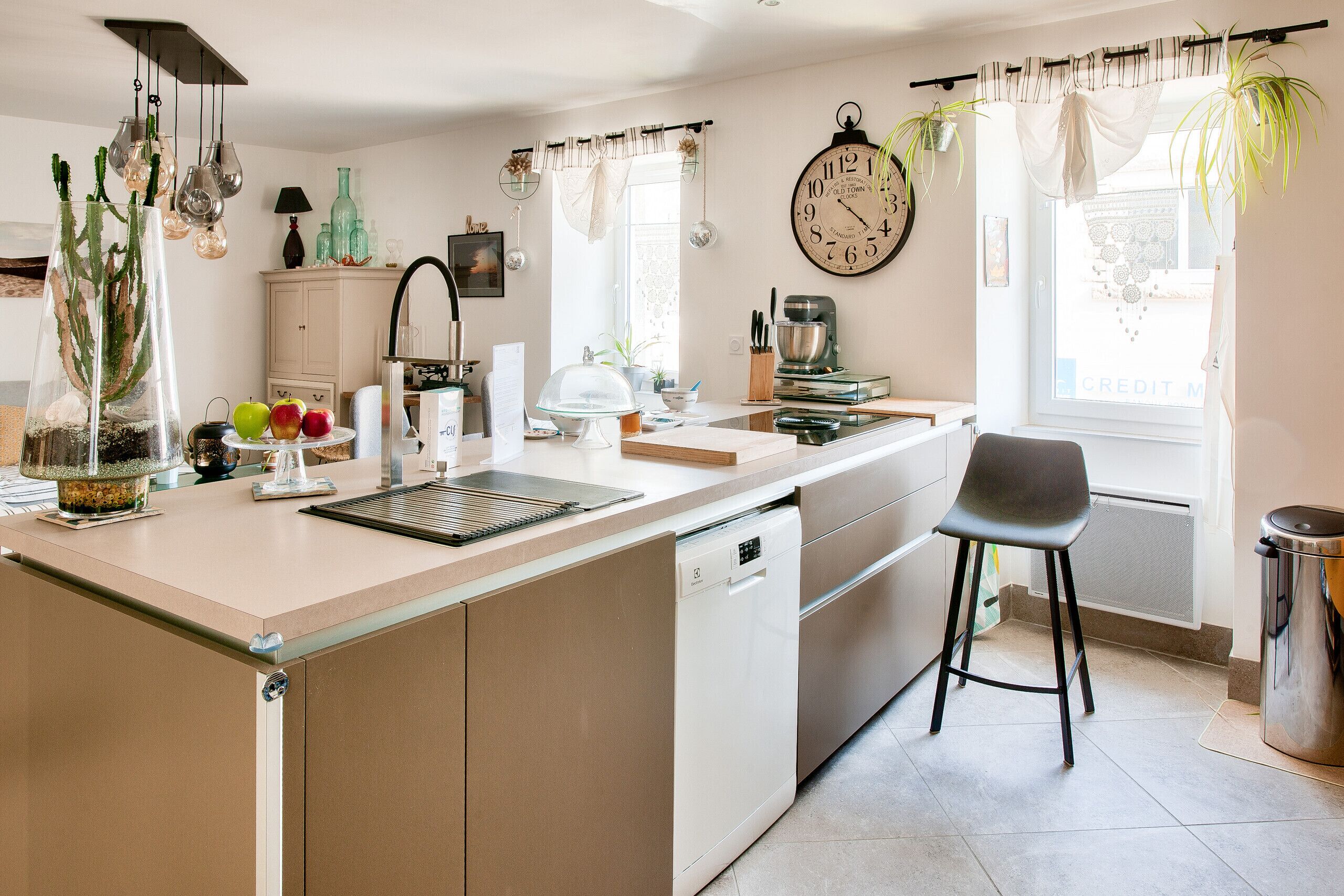 Kjøleskap, mikrobølgeovn, ovn og kaffetrakter/tekoker