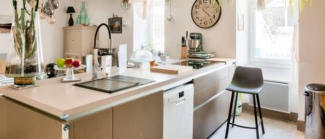 Kühlschrank, Mikrowelle, Ofen, Wasserkocher mit Kaffee-/Teezubehör