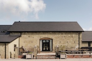 Exterior - West Barn Lodge, Luxury Barn Conversion in South Wiltshire - Sleeps 18 (Fovant)