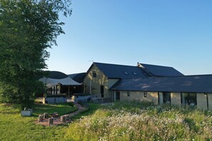 Exterior - West Barn Lodge, Luxury Barn Conversion in South Wiltshire - Sleeps 18 (Fovant)