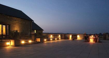 West Barn Lodge, Luxury Barn Conversion in South Wiltshire - Sleeps 18