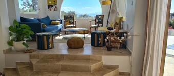 Architect-designed house with sea view 5 min. from beach and cove