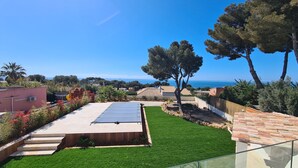 Une terrasse sur le toit équipée de panneaux solaires, un petit espace de jeux et une vue sur la mer.