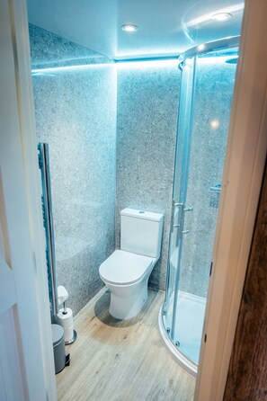 Shower, hair dryer, towels, soap - Charming Barn Conversion near Canterbury, Kent (Preston, Canterbury)